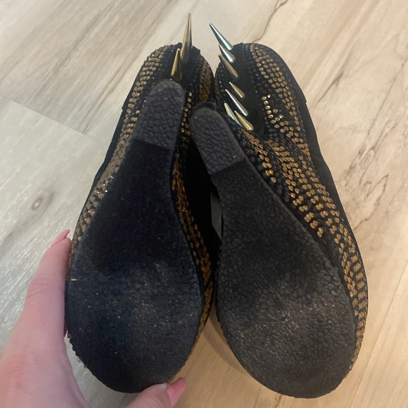 STEVE MADDEN | Zigzagg Black and Gold Spike Heels - Picture 5 of 6